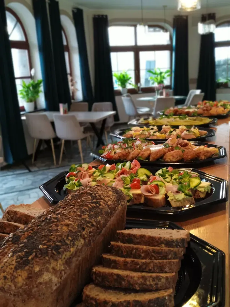 Catering eventowy przygotowany przez Szafirowy Zakątek