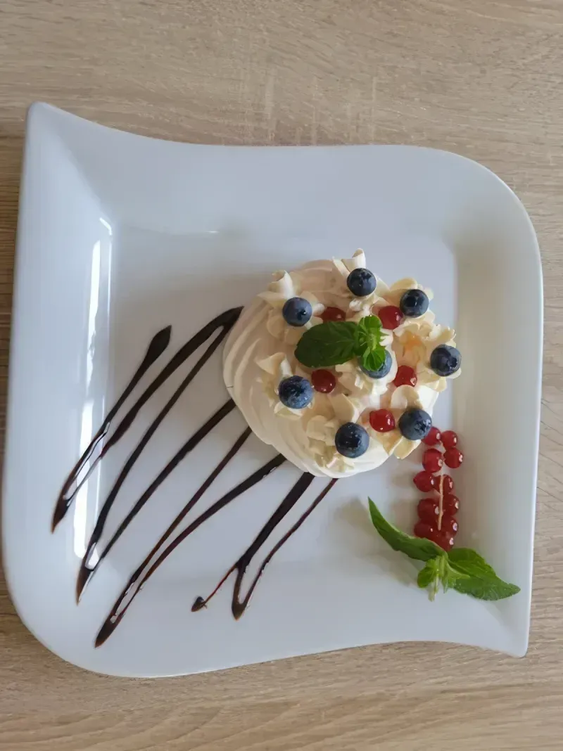 Deser podany w restauracji Szafirowy Zakątek