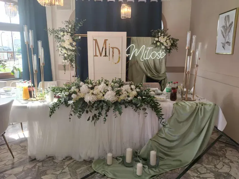 Sala weselna przygotowana na przyjęcie w Szafirowym Zakątku